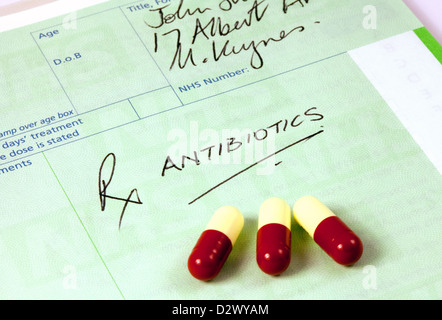 Eine NHS-Rezept für Antibiotika, mit Amoxicillin Antibiotika Medizin, England UK Stockfoto