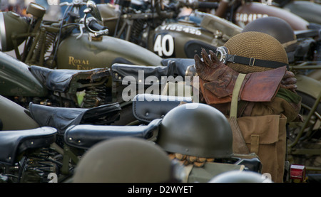 Alter Militärhelm und Leder Handschuhe auf Militär 2. Weltkrieg royal Enfield Motorrad Stockfoto