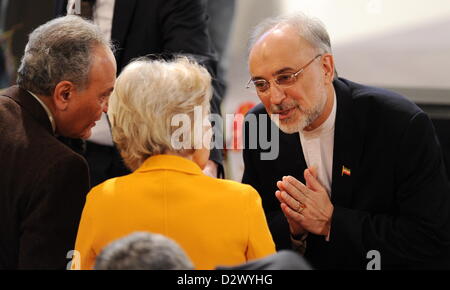 Iranische Außenminister, Ali Akbar Salehi (R), plaudert mit US-Politiker Jane Margaret Harman (M) am dritten Tag der 49. Münchner Sicherheitskonferenz in München, 3. Februar 2013. Iran bereit sei, direkte Atomgespräche mit den Vereinigten Staaten halten solange Washington hat "gerechte und wahre Absichten", sagte Außenminister Ali Akbar Salehi 03 Februar. "Ja, wir sind bereit für die Verhandlungen", sagte Salehi, solange "die andere Seite dieses Mal kommt mit authentischen Absichten... gerechte und wahre Absichten." Rund 400 Vertreter aus über 90 Ländern nehmen Teil die Ko Stockfoto