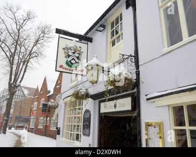 Masons Arms Pub, Solihull High Street, West Midlands, Schnee, winter 2013 Stockfoto