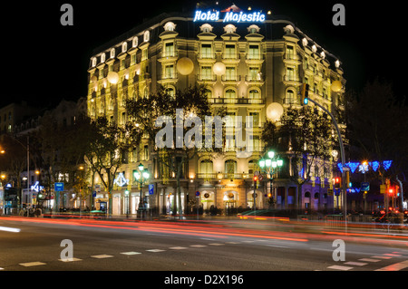 Nachtansicht des modernistischen Fassade Hotel Majestic in Passeig de Gracia, Barcelona, Spanien. Auto-Spuren sind sichtbar. Stockfoto