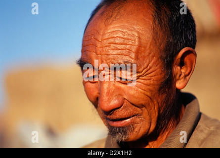 Senior tibetischen Mann lächelnd, Nahaufnahme Stockfoto