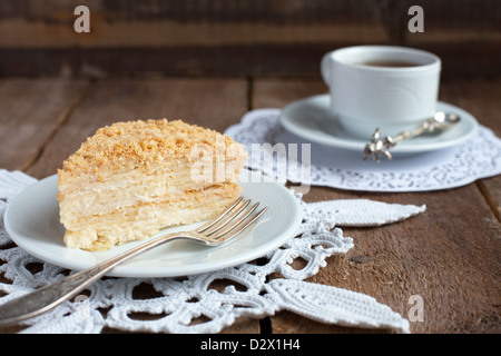 Klassische Torte Napoleon aus Blätterteig mit Pudding Creme auf einen Teller Stockfoto