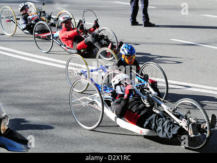 Mitja - Halbmarathon Granollers (Barcelona, Spanien. 3. Februar 2013) Hand Fahrräder und Rollstühle auch im Rennen tun die gleiche Schaltung als Erwachsene Läufer teilnehmen. Stockfoto