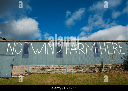 Anti-Windpark-Slogan auf der Seite einer Scheune in der Nähe eines geplanten Entwicklungsstandortes in Reeves Hill bei Knighton in Mitte Wales, Großbritannien Stockfoto