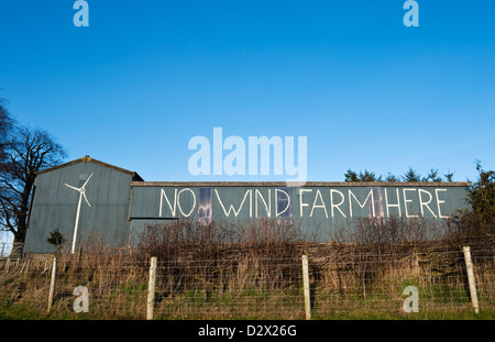 Anti-Windpark-Slogan auf der Seite einer Scheune in der Nähe eines geplanten Entwicklungsstandortes in Reeves Hill bei Knighton in Mitte Wales, Großbritannien Stockfoto