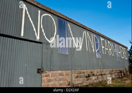 Anti-Windpark-Slogan auf der Seite einer Scheune in der Nähe eines geplanten Entwicklungsstandortes in Reeves Hill bei Knighton in Mitte Wales, Großbritannien Stockfoto