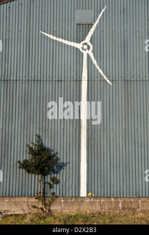 Graffiti einer Windturbine, die ein Pferd und einen Reiter bis zum Maßstab zeigt, gemalt in der Nähe eines geplanten Entwicklungsstandortes bei Reeves Hill in der Nähe von Knighton in der Mitte von Wales, Großbritannien Stockfoto