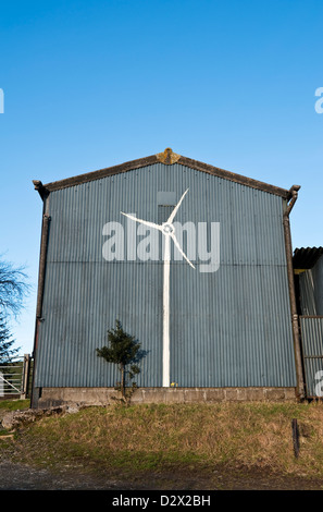 Graffiti einer Windturbine, die ein Pferd und einen Reiter bis zum Maßstab zeigt, gemalt in der Nähe eines geplanten Entwicklungsstandortes bei Reeves Hill in der Nähe von Knighton in der Mitte von Wales, Großbritannien Stockfoto