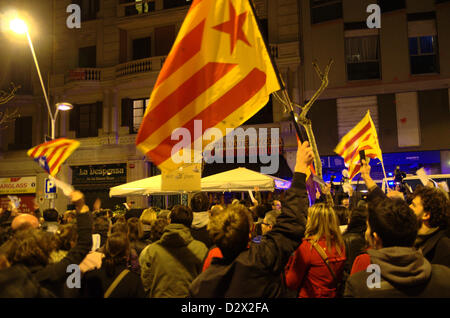 Demonstration der "Indignados" die Nacht des 2. Februart gegen geheime Boni in den spanischen Feldversuchs und Korruption. Die Demonstration endete vor der Partido Popular in Barcelona. Menschen mit katalanischen herauszuhalten Fahnen. Stockfoto