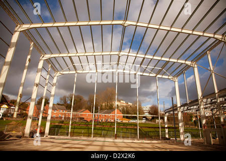 Alten Stahlrahmen einer Fabrik wird neu gebauten warten auf die Lieferung des neuen hallo Tech isoliert Fassadenplatten Stockfoto