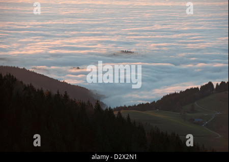 Freiburg im Breisgau, Nebel im Tal auf dem Berg Schauinsland Stockfoto