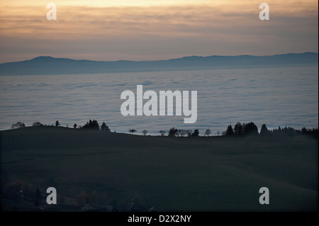 Freiburg im Breisgau, Nebel im Tal auf dem Berg Schauinsland Stockfoto