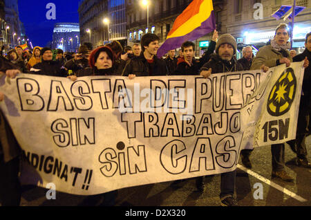 Demonstration der "Indignados" die Nacht des 2. Februart gegen geheime Boni in den spanischen Feldversuchs und Korruption. Die Demonstration endete vor der Partido Popular in Barcelona. Die Proteste in Plaça Catalunya beginnt. Stockfoto