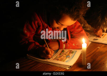 2. Februar 2013 - Gaza-Stadt, Gazastreifen, Palästina - palästinensische Kinder Studie über die Kerzen Licht bei Stromausfall in Gaza-Stadt am 3. Februar 2013. Ein palästinensischer Mann starb am Samstag im nördlichen Gazastreifen, nachdem sein Haus brannte, zwei Tage nach einer Familie von sechs, darunter vier Kinder, starb bei einem Hausbrand östlich von Gaza-Stadt, sagte Sanitäter (Credit-Bild: © Ezz Al-Zanoon/APA Images/ZUMAPRESS.com) Stockfoto