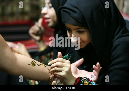 Berlin, Deutschland, ITB, arabische Frau gemalt mit Henna Muster auf dem arm Stockfoto