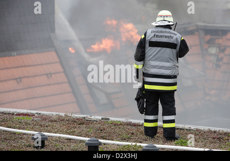 Berlin, Deutschland, Feuerwehr im Brandfall Dach Stockfoto