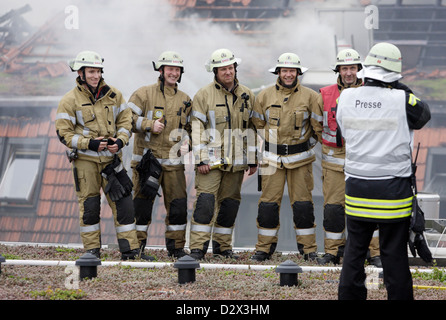 Berlin, Deutschland, Ins Feuerwehrleute nach einem Dach-Brand Stockfoto