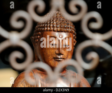 Berlin, Deutschland, hölzerne Buddha-Statue im Fenster ein Business on Stockfoto