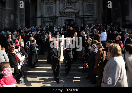 Berlin, Deutschland, ökumenischer Karfreitagsprozession vor dem Berliner Dom Stockfoto