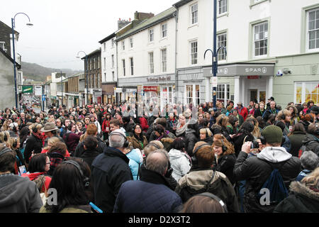 3. Februar 2013, Aberystwyth, Wales, UK.  Y Bont, eine walisische Sprache Drama von Theatr Genedlaethol Cymru, rund um die Straßen von Aberystwyth feiert 50 Jahre seit der ersten Protest von Cymdeithas Jahr Iaith Gymraeg (Welsh Language Society), die erwies sich als Wendepunkt für den Status der Sprache, und das motiviert einer Generation, ziviler Ungehorsam im Auftrag von walisischen Kultur zu unterstützen. Die Zuschauer/Teilnehmer folgen einem Pfad rund um die Stadt, wo die 1963 Proteste nachgestellt sind. Stockfoto