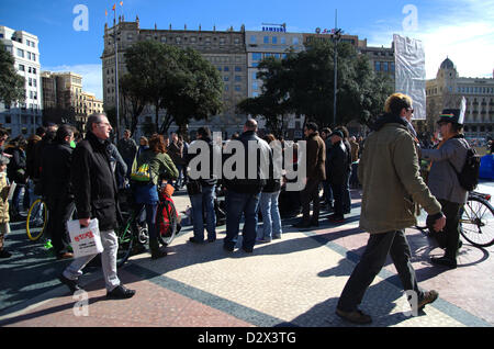 Samstag Morgen, am 2. Februar. Die Vorbereitungen im Plaça Catalunya die Demonstration gegen die Partido Popular-Hauptsitz in Barcelona am Abend. Einige Demonstranten haben diese Nacht Frühstücksbuffet auf dem Platz und haben es mit Zelten belegt. Stockfoto