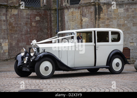 Der traditionelle Rolls Royce Hochzeitswagen hielt vor Romsey Abbey, Romsey, Hampshire, Großbritannien im August - 1934 Rolls-Royce 20/25 Limousine Stockfoto