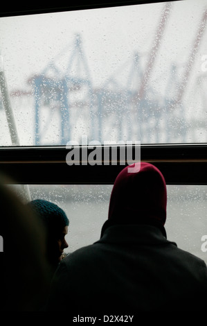 Hamburg, Deutschland, Passagiere auf einer Fähre auf dem Container Terminal Tollerort Stockfoto