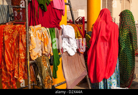 bunte Saris hängen zum Trocknen, Varanasi, Indien Stockfoto