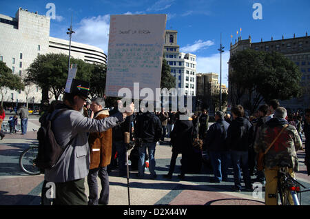 Samstag Morgen, am 2. Februar. Die Vorbereitungen im Plaça Catalunya die Demonstration gegen die Partido Popular-Hauptsitz in Barcelona am Abend. Einige Demonstranten haben diese Nacht Frühstücksbuffet auf dem Platz und haben es mit Zelten belegt. Stockfoto