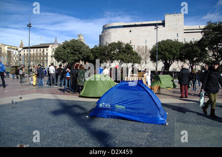 Samstag Morgen, am 2. Februar. Die Vorbereitungen im Plaça Catalunya die Demonstration gegen die Partido Popular-Hauptsitz in Barcelona am Abend. Einige Demonstranten haben diese Nacht Frühstücksbuffet auf dem Platz und haben es mit Zelten belegt. Stockfoto