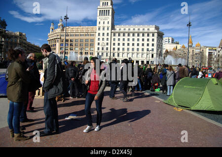 Samstag Morgen, am 2. Februar. Die Vorbereitungen im Plaça Catalunya die Demonstration gegen die Partido Popular-Hauptsitz in Barcelona am Abend. Einige Demonstranten haben diese Nacht Frühstücksbuffet auf dem Platz und haben es mit Zelten belegt. Stockfoto