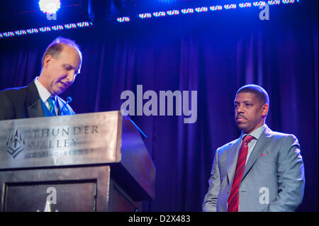 LINCOLN, CA - 2 Februar: Sacramento Bürgermeister Kevin Johnson akzeptiert Award bei der SSHOF-Zeremonie im Thunder Valley Casino Resort in Lincoln, Kalifornien am 2. Februar 2013 Stockfoto