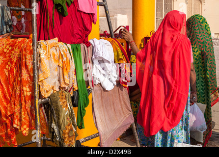 bunte Saris hängen zum Trocknen, Varanasi, Indien Stockfoto