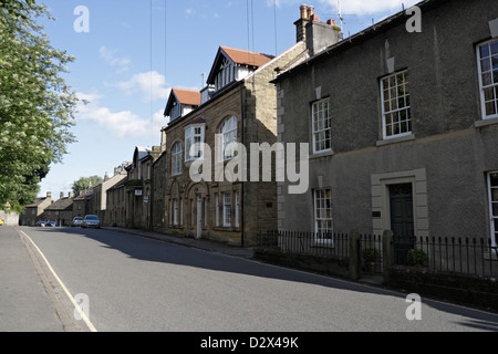 Church St ist die Hauptstraße durch das Dorf Eyam in Derbyshire Stockfoto