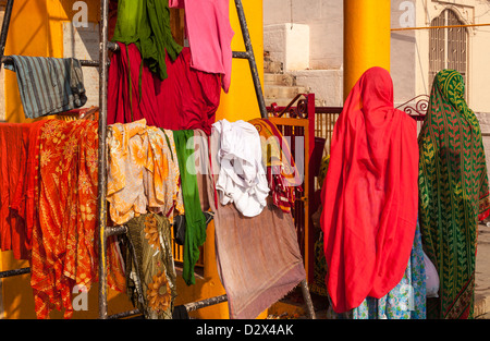 bunte Saris hängen zum Trocknen, Varanasi, Indien Stockfoto