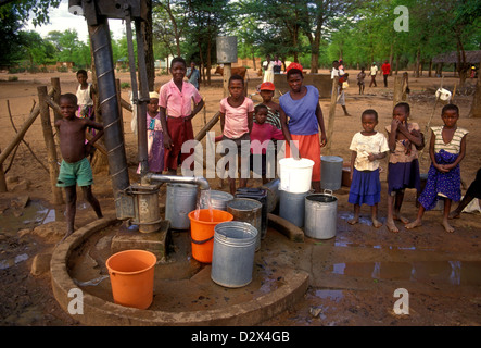 Simbabwische Bevölkerung, Frauen und Kinder, die Förderung von Wasser aus Brunnen, Brunnen, Brunnen, Dorf von Mahenye, Provinz Manicaland, Simbabwe, Afrika Stockfoto