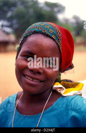 1, 1, Simbabwe, Frau, erwachsene Frau, Augenkontakt, Vorderansicht, headshot, Dorf, Mahenye Mahenye, Provinz Manicaland, Simbabwe, Afrika Stockfoto