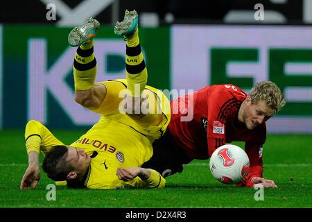 03.02.2013. Leverkusen, Deutschland.  Dortmunds Lukasz Piszczek (L) Herausforderungen für den Ball mit Leverkusens Andre Schuerrle während der deutschen Fußball-Bundesliga-Fußball-match zwischen Bayer Leverkusen und Borussia Dortmund in der BayArena in Leverkusen, Deutschland Stockfoto