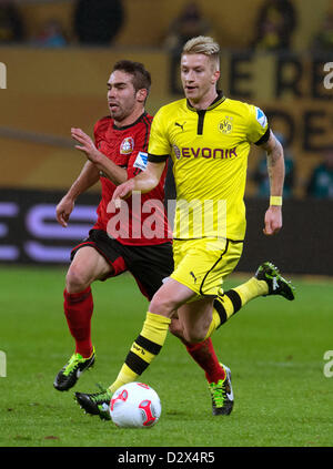 03.02.2013. Leverkusen, Deutschland.  Dortmunder Marco Reus (R) Herausforderungen für den Ball mit Leverkusens Daniel Carvajal (L) während der deutschen Fußball-Bundesliga-Fußball-match zwischen Bayer Leverkusen und Borussia Dortmund in der BayArena in Leverkusen, Deutschland Stockfoto