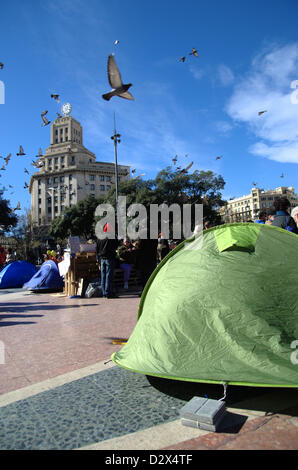 Samstag Morgen, am 2. Februar. Die Vorbereitungen im Plaça Catalunya die Demonstration gegen die Partido Popular-Hauptsitz in Barcelona am Abend. Einige Demonstranten haben diese Nacht Frühstücksbuffet auf dem Platz und haben es mit Zelten belegt. Stockfoto