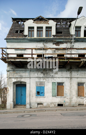 Freiberg / Deutschland, Ruine einer Wohngebaeudes steht zum Verkauf Stockfoto