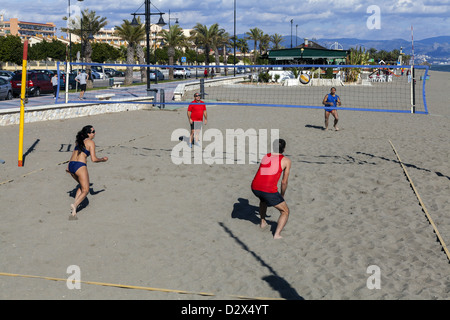 Spiel der Beach-Volleyball am Strand von Torremolinos Spanien gespielt wird Stockfoto