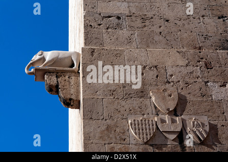 Elefanten-Statue und Wappen am Eingang zum Turm des Elefanten, im Castello von Cagliari, Sardinien Stockfoto