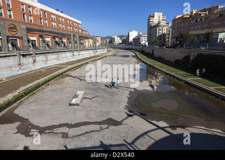 Blick nach Norden auf der trockenen Fluss Guadalmedina läuft durch das Zentrum von Malaga Costa del Sol, Südspanien. Stockfoto