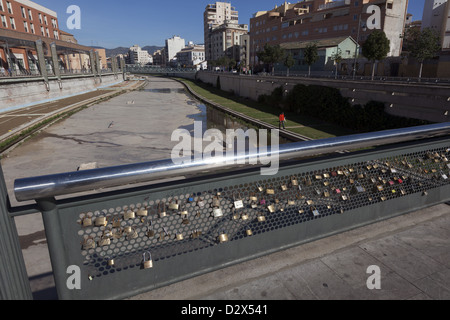 Liebe sperrt Vorhängeschlösser auf der Brücke über den Fluss Guadalmedina läuft durch das Zentrum von Malaga Costa del Sol Südspanien. Stockfoto