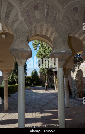 Säulen-Bögen und Motive auf den Patio De La Alberca in der Alcazaba Malaga Spanien Stockfoto