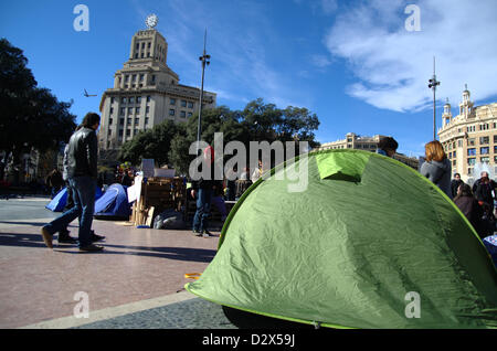 Samstag Morgen, am 2. Februar. Die Vorbereitungen im Plaça Catalunya die Demonstration gegen die Partido Popular-Hauptsitz in Barcelona am Abend. Einige Demonstranten haben diese Nacht Frühstücksbuffet auf dem Platz und haben es mit Zelten belegt. Stockfoto