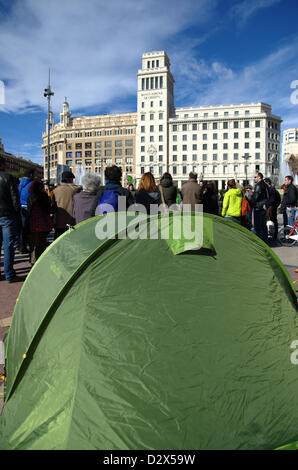 Samstag Morgen, am 2. Februar. Die Vorbereitungen im Plaça Catalunya die Demonstration gegen die Partido Popular-Hauptsitz in Barcelona am Abend. Einige Demonstranten haben diese Nacht Frühstücksbuffet auf dem Platz und haben es mit Zelten belegt. Stockfoto