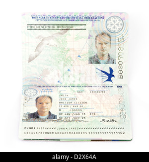 UK Passport. Eine Europäische Union biometrischen Pass für das Vereinigte Königreich (mit fiktiven Details) Stockfoto